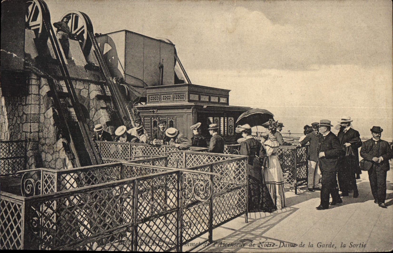Ascenseur de Notre-Dame de la Garde, la Sortie — Sommet de l'Ascenseur de Notre-Dame de la Garde, la Sortie