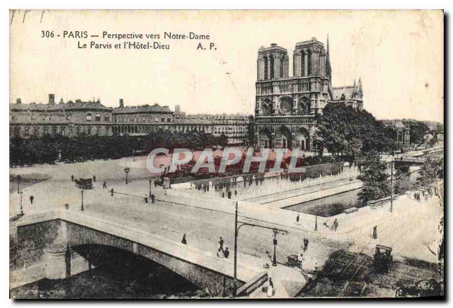 CPA Paris Perspective vers Notre Dame Le Parvis et l'Hotel Dieu 