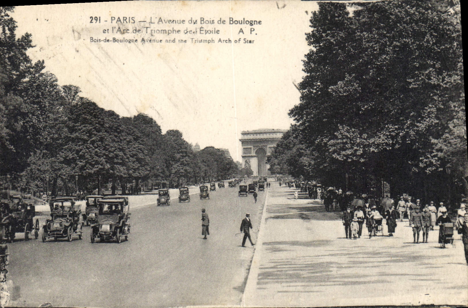 Paris — L'Avenue du Bois de Boulogne et l'Arc de Triomphe — A.P.
