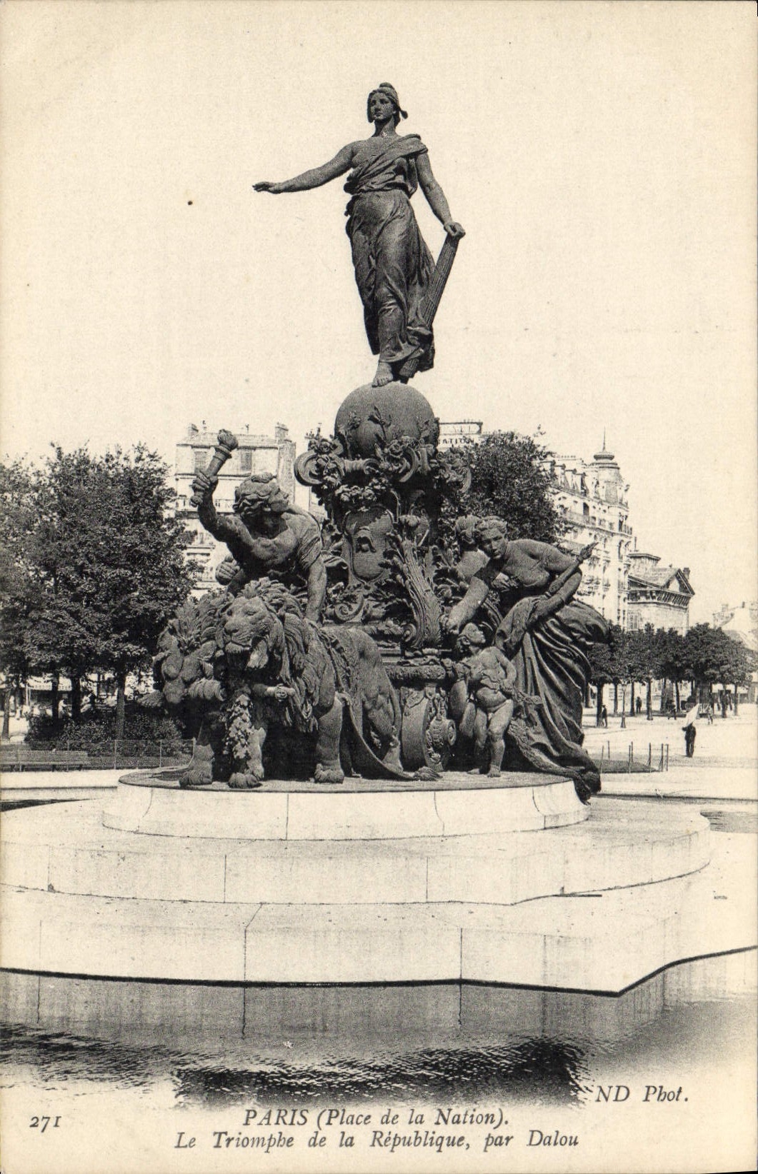 CPA Paris Place de la Nation la Triomphe de la Republique par Dalou 