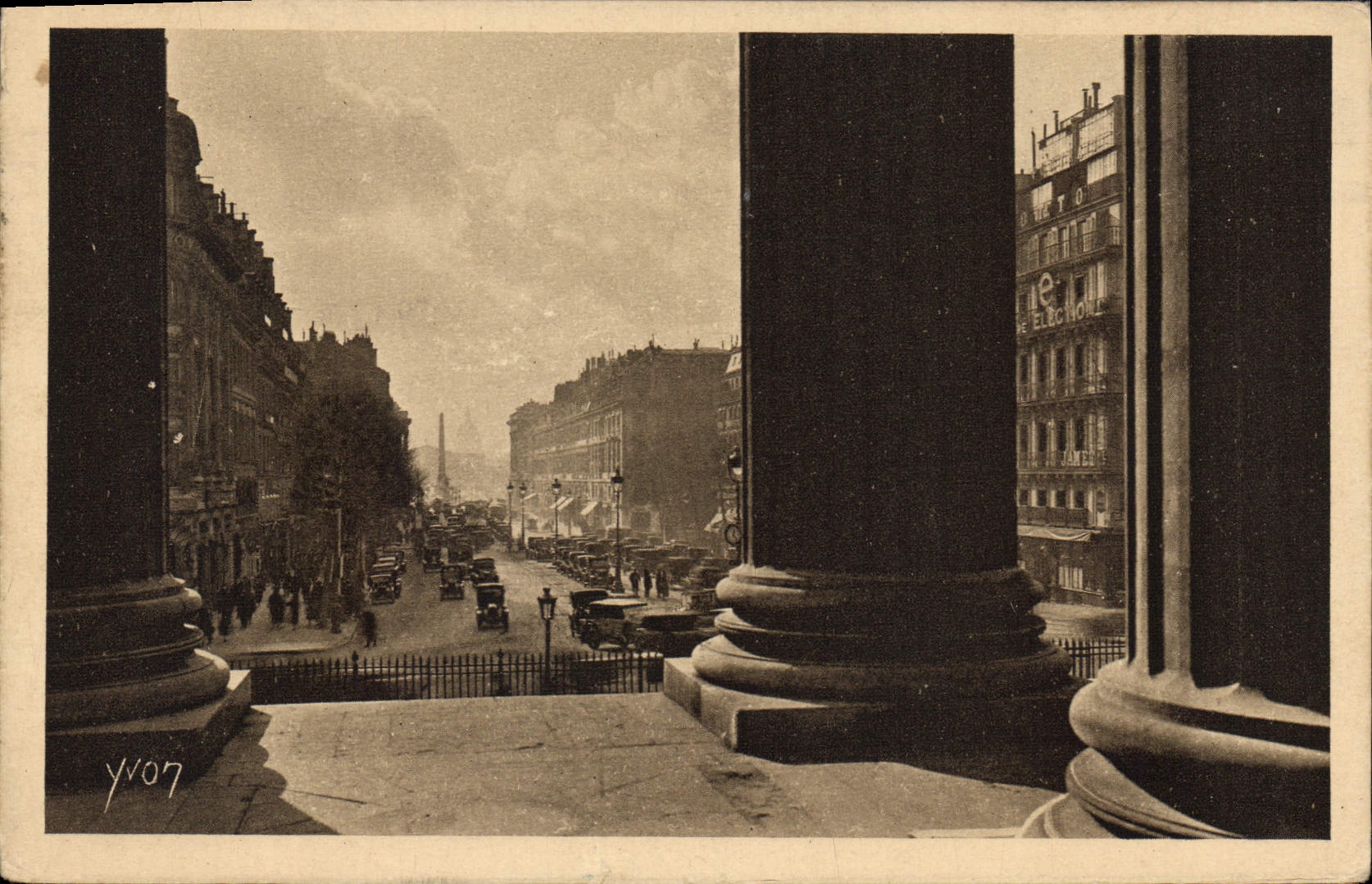 CPA Paris en Flanant la Rue Royale vue de la Madeleine 
