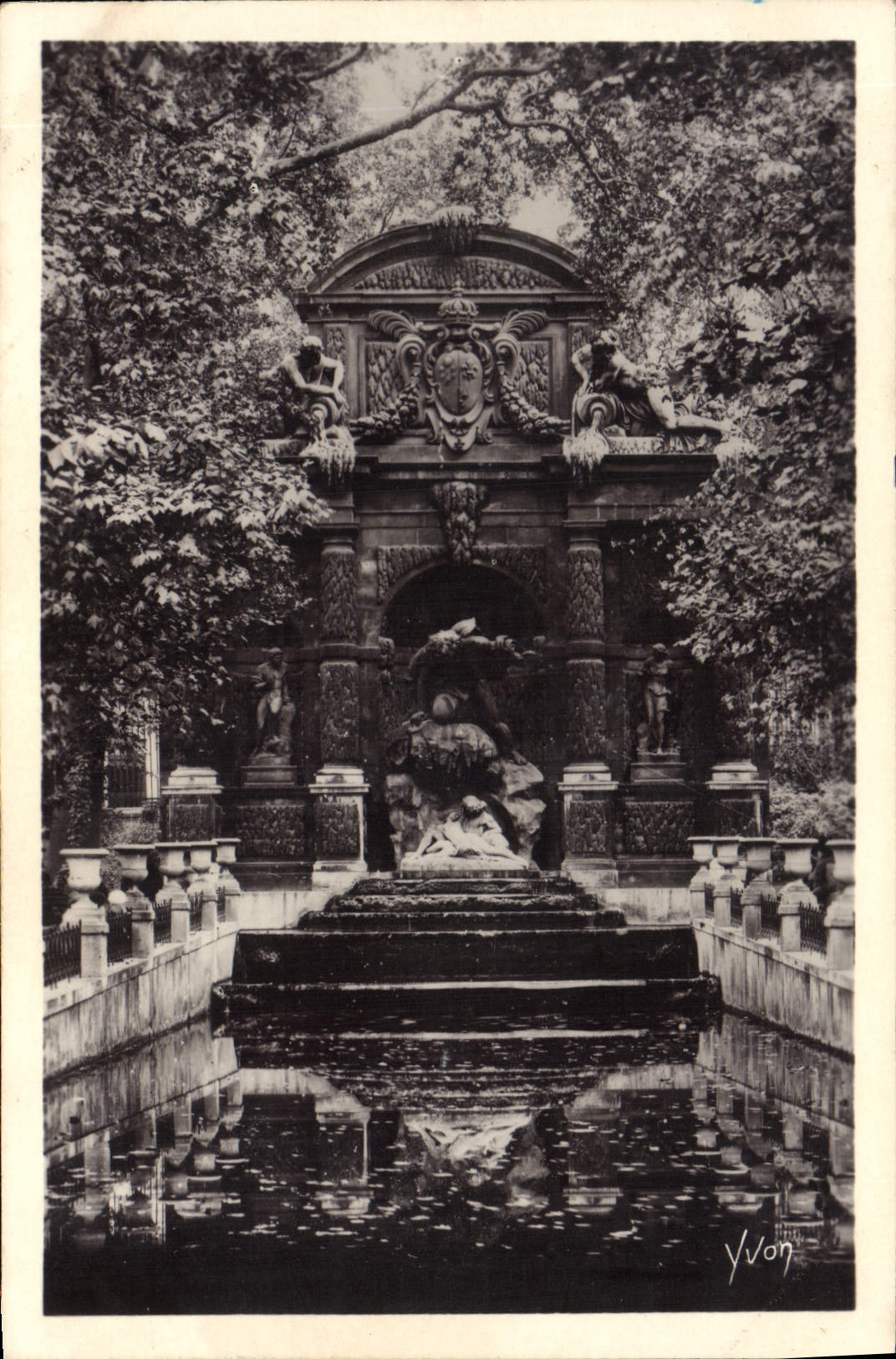 CPA Paris en flanant la Fontaine Medicis 