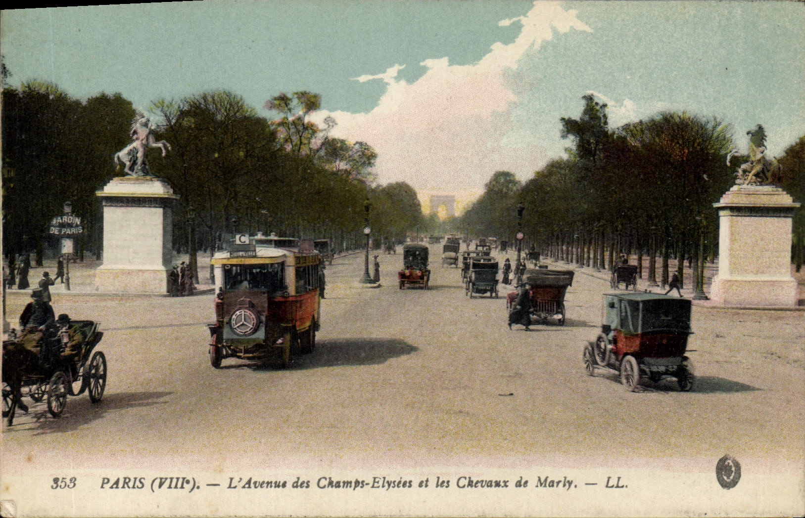 CPA Paris VIII l'Avenue des Champs Elysees et les Chevaux de Marly 