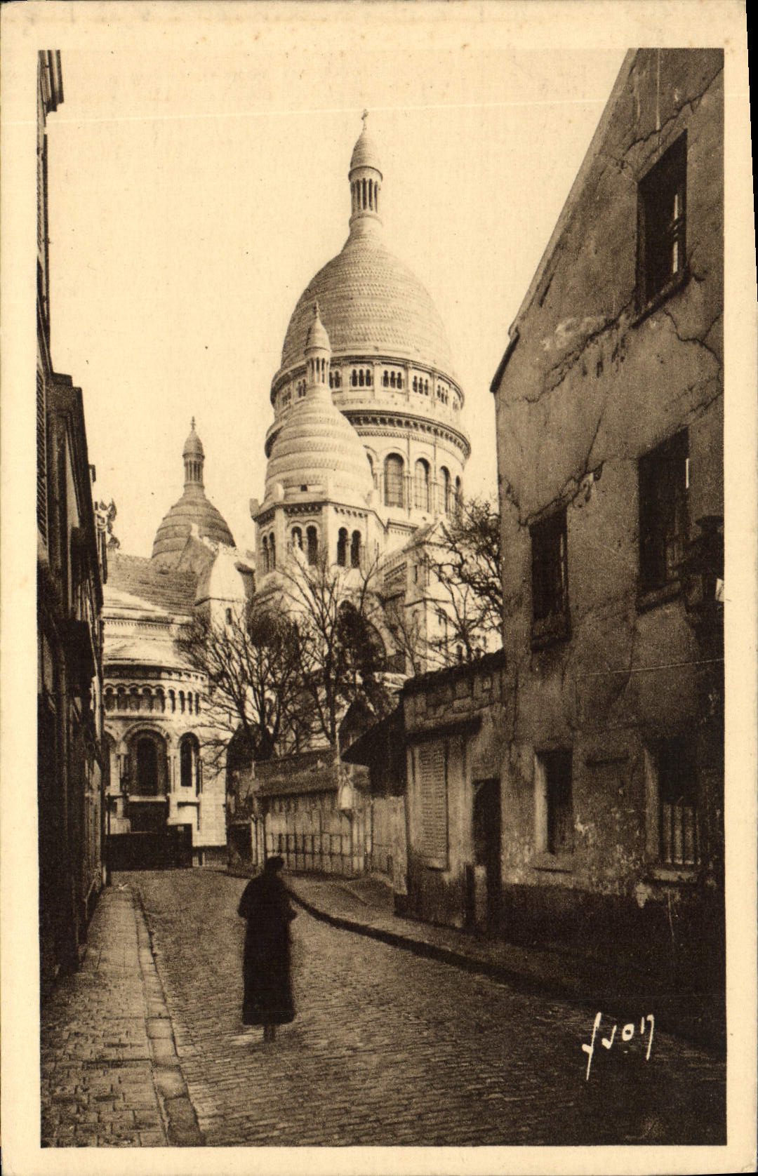CPA Paris en flanant la Basilique du Sacre Coeur vue de la rue du Chevalier de la Barre 