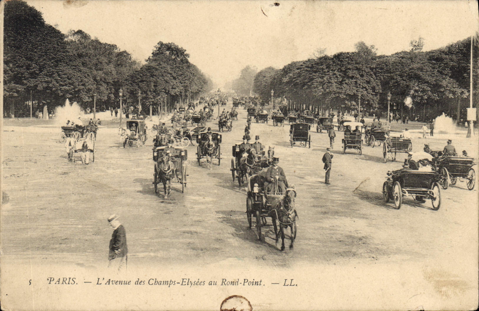 CPA Paris l'Avenue des Champs Elysees au Rond Point 