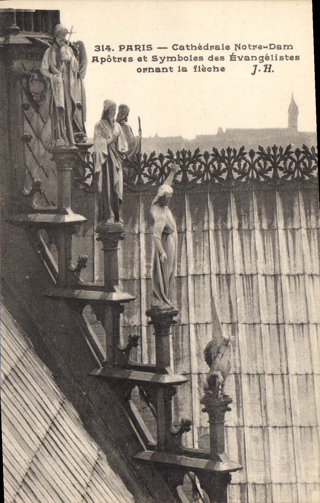 CPA Paris Cathedrale Notre Dame Apotres et Symboles des Evangelistes ornant la fleche 