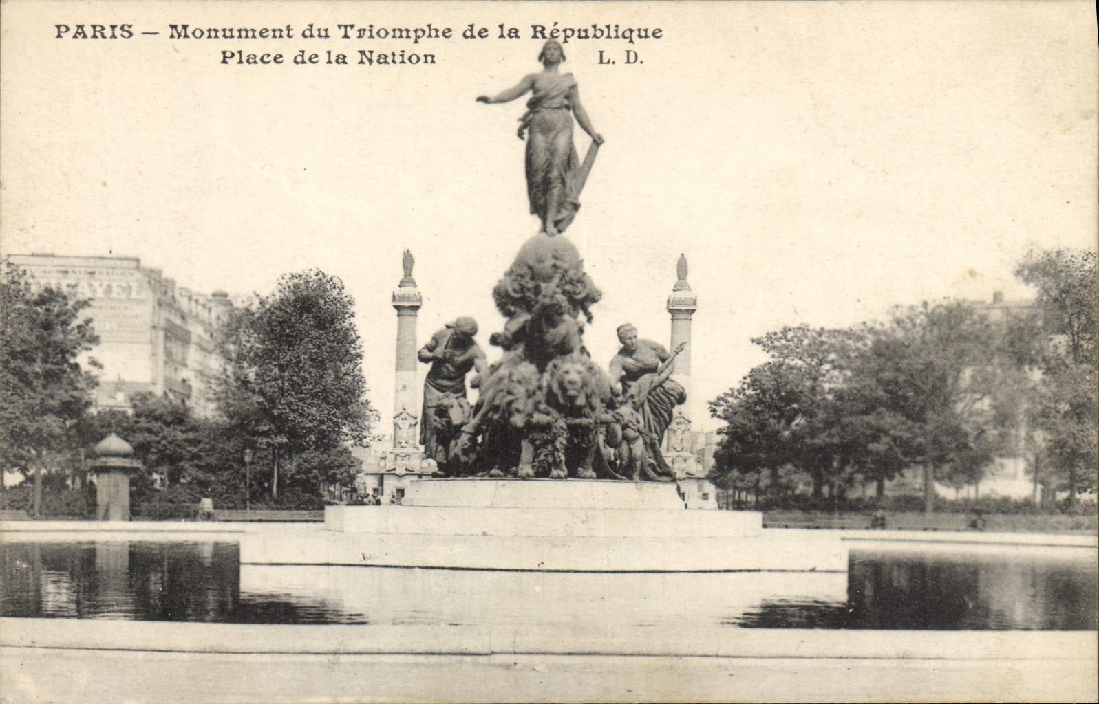 CPA Paris Monument du Triomphe de la Republique Place de la Nation 