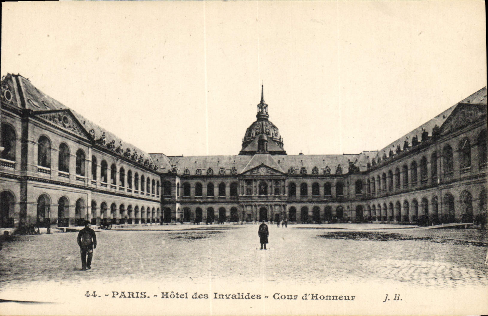CPA Paris Hotel des Invalides Cour d'Honneur 