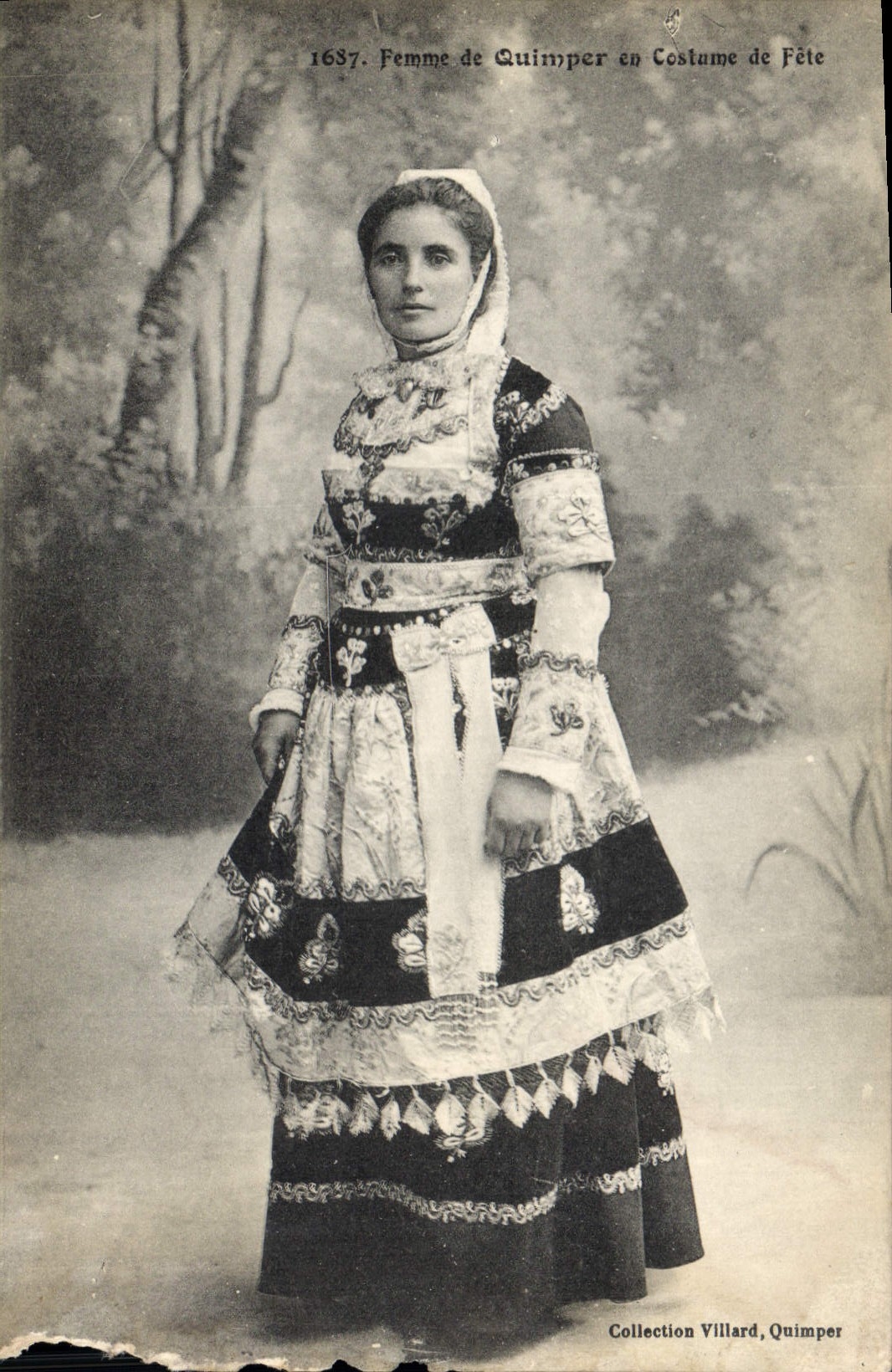 Femme de Quimper en Costume de Fête — Collection Villard, Quimper