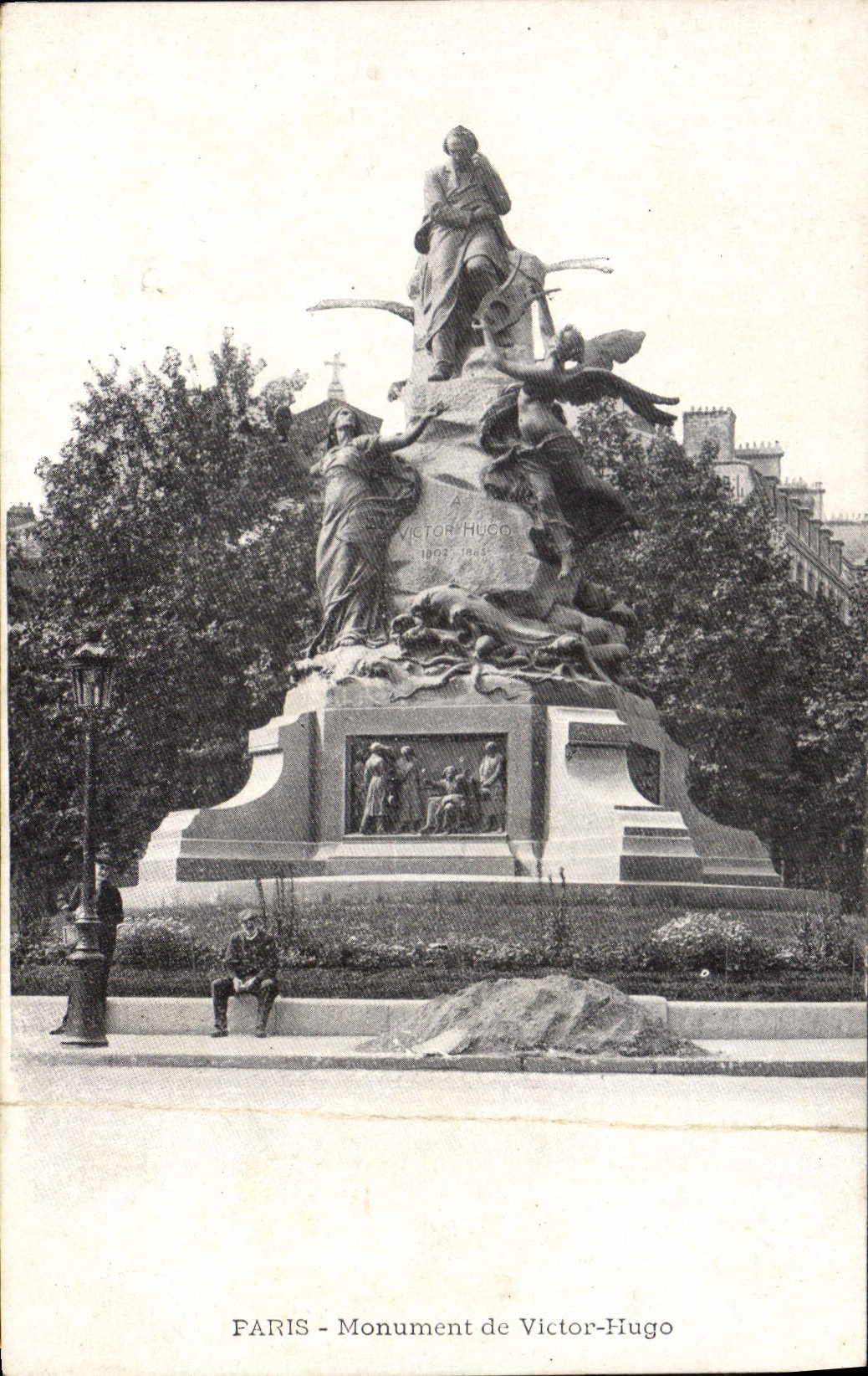 CPA Paris Monument de Victor Hugo 