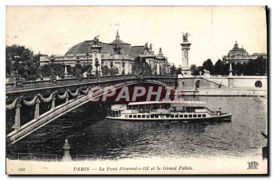 CPA Paris Le Pont Alexandre III et le Grand Palais Bateau Peniche