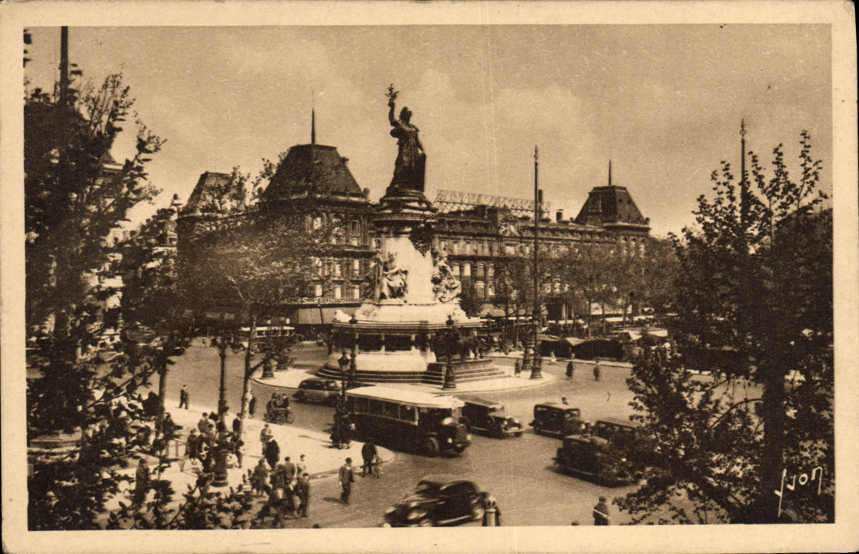 CPA Paris en Flanant Place de la Republique 