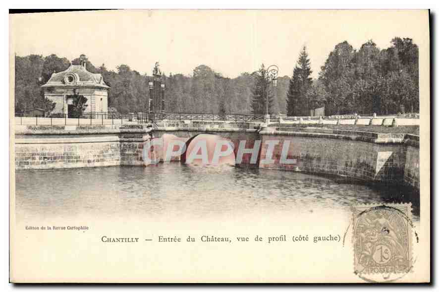 CPA Chantilly Entree du Chateau vue de profil cote gauche 