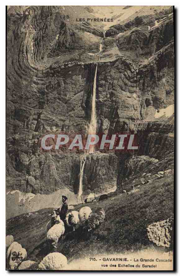 CPA Les Pyrenees Gavarnie La Grande Cascade vue des Echelles du Saradet Berger Moutons