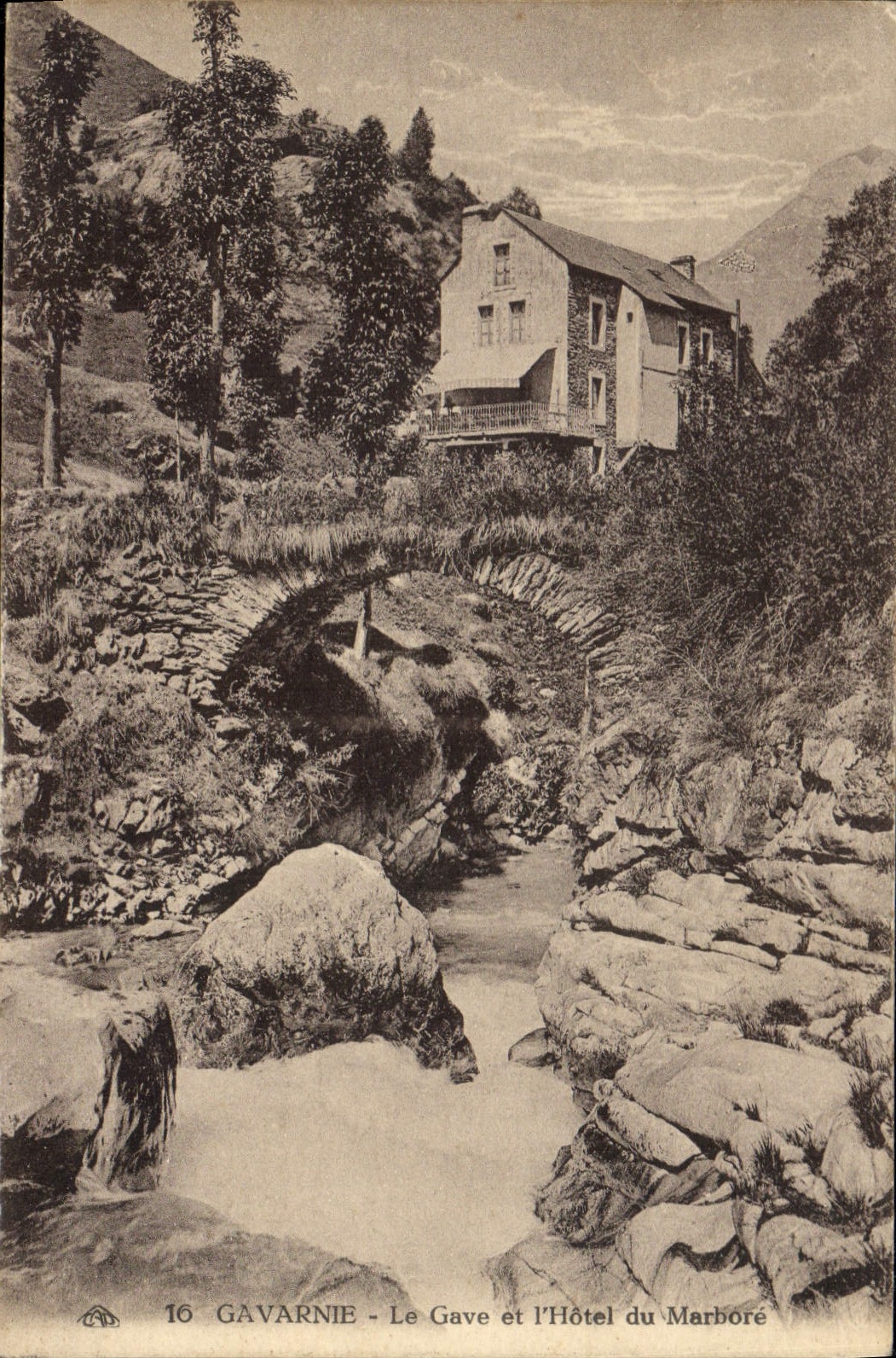 CPA Gavarnie Le Gave et l'Hotel du Marbore 