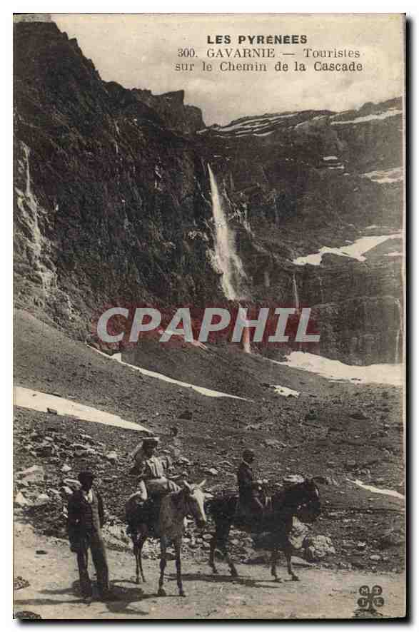 CPA Les Pyrenees Gavarnie Touristes sur le Chemin de la Cascade 
