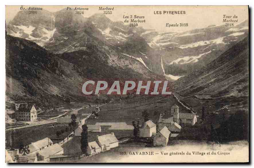 CPA Gavarnie Vue generale du Village et du Cirque 