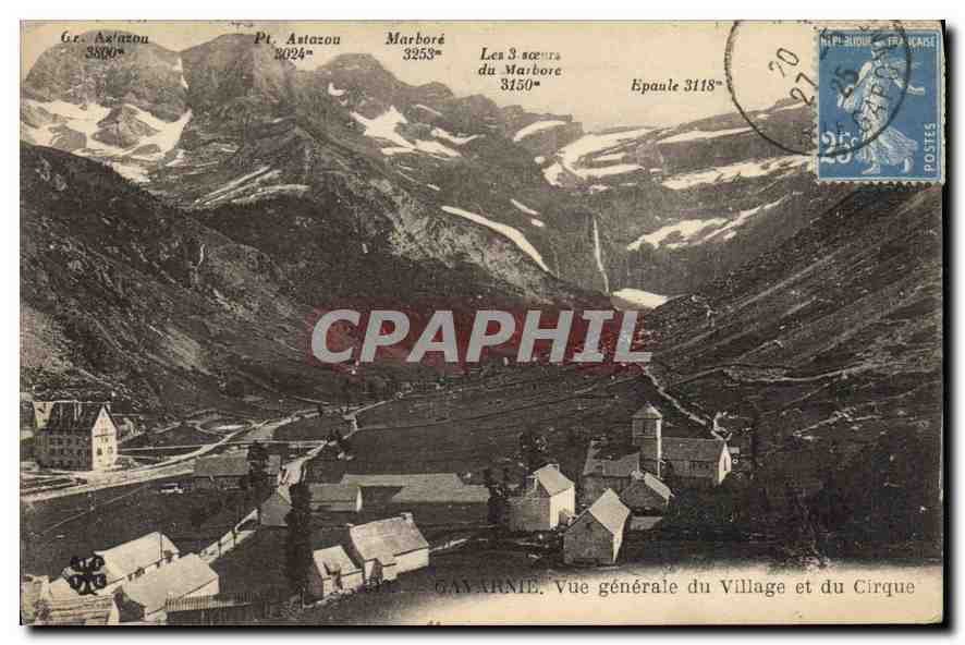 CPA Gavarnie Vue generale du Village et du Cirque 