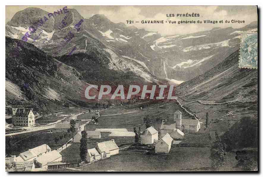 CPA La Pyrenees Gavarnie Vue generale du Village et du Cirque 