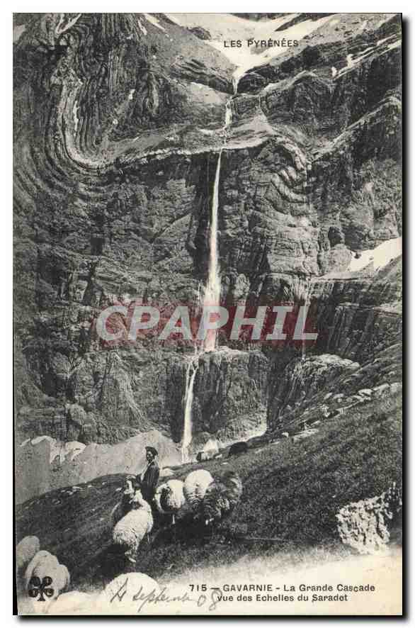 CPA Les Pyrenees Gavarnie La Grande Cascade vue des Echelles du Saradet Berger Moutons