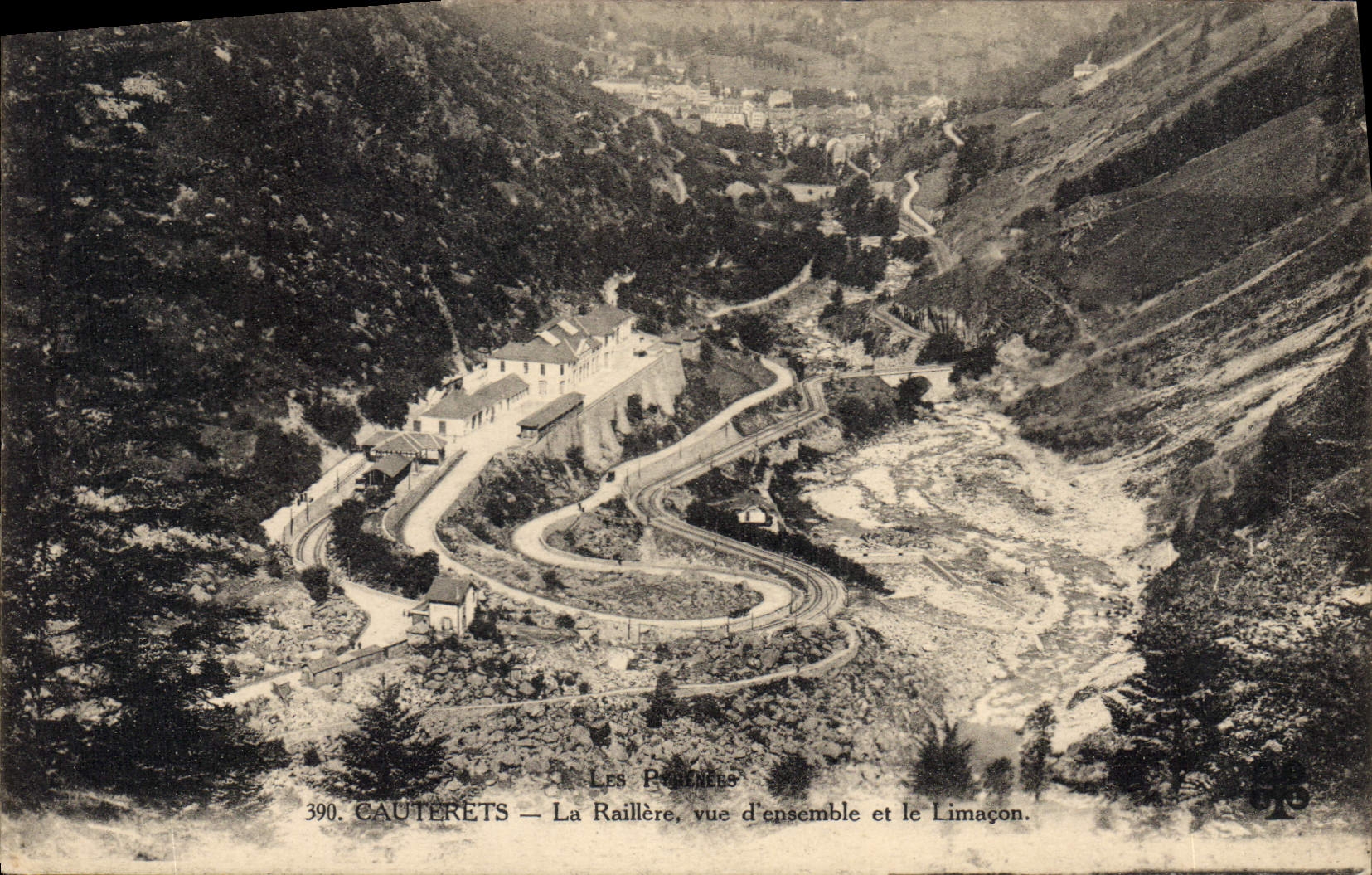 CPA Cauterets La Raillere vue d'Ensemble et le Limason 