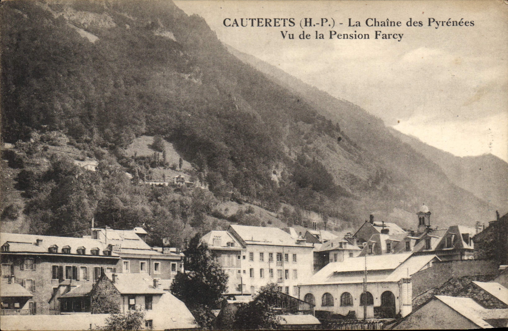 CPA Cauterets Hautes Pyrenees La Chaine des Pyrenees Vu de la Pension Farcy 