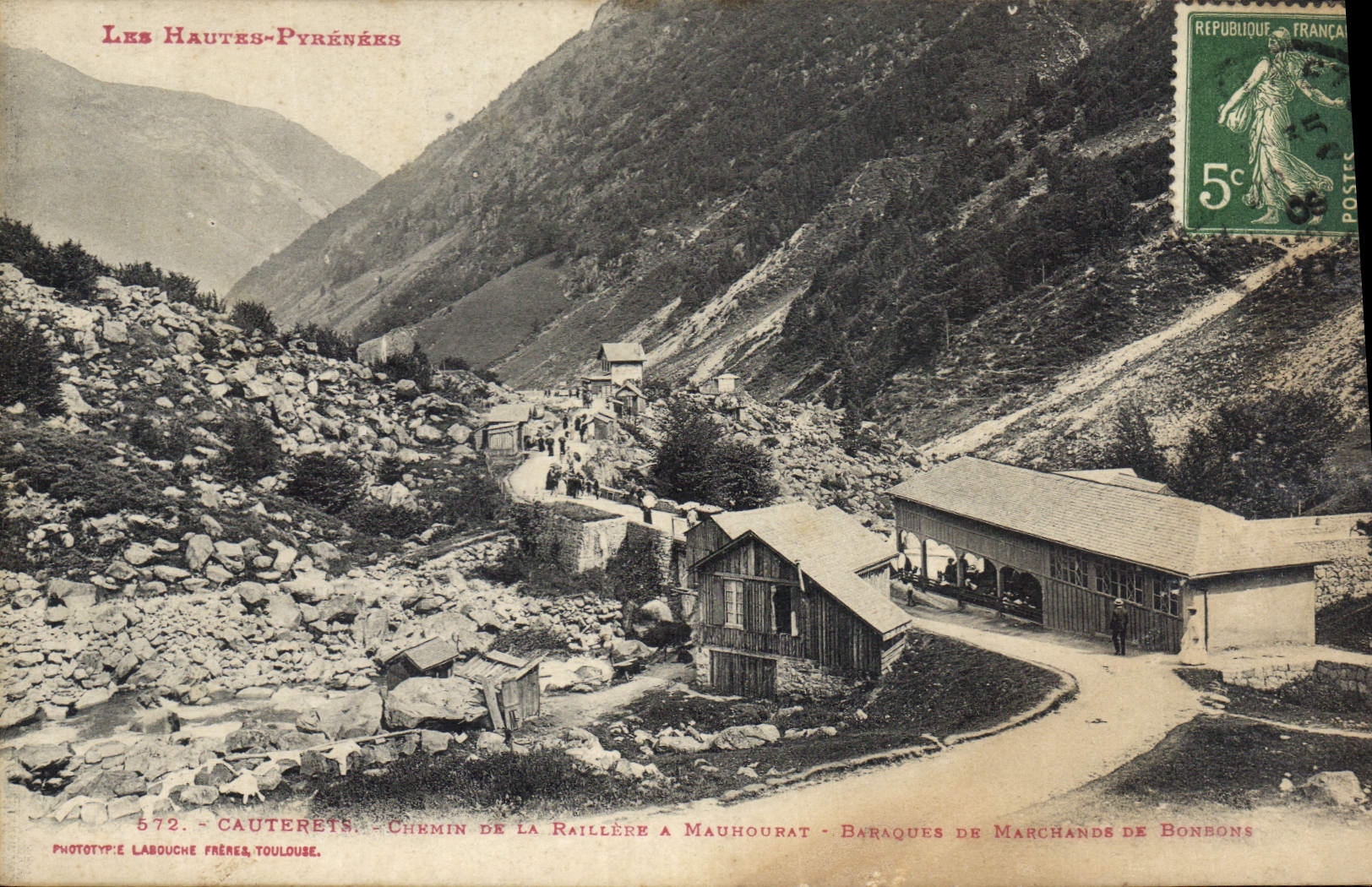 Les Hautes-Pyrénées — Chemin de La Raillère à Maubourat — Baraques de marchands de bonbons — Phototypie Labouche Frères, Toulouse, n° 572