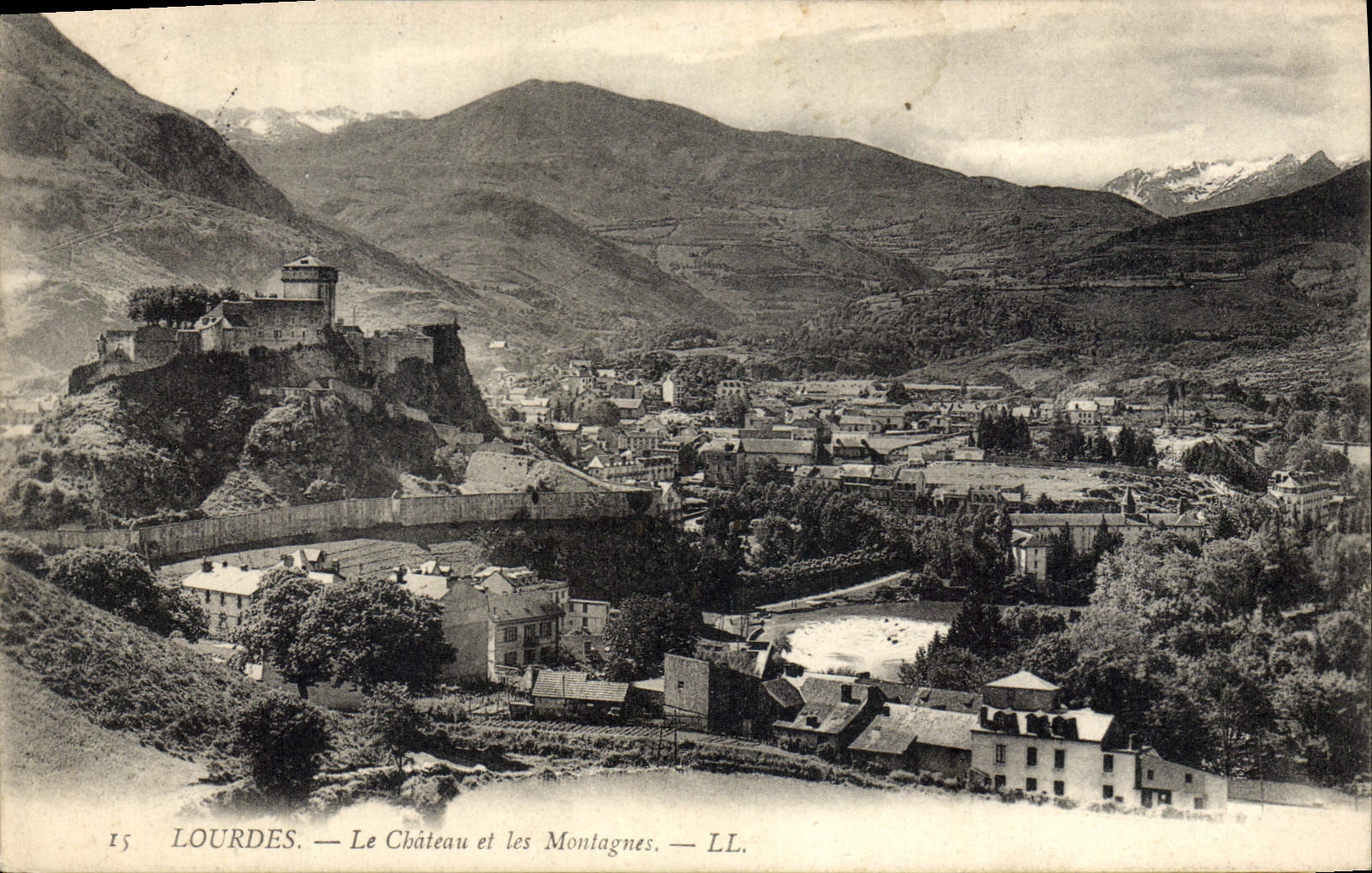 CPA Lourdes Le Chateau et les Montagues 
