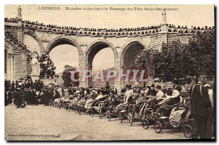 CPA Lourdes Malades Attendant le Passage du Tres Saint Sacrement 