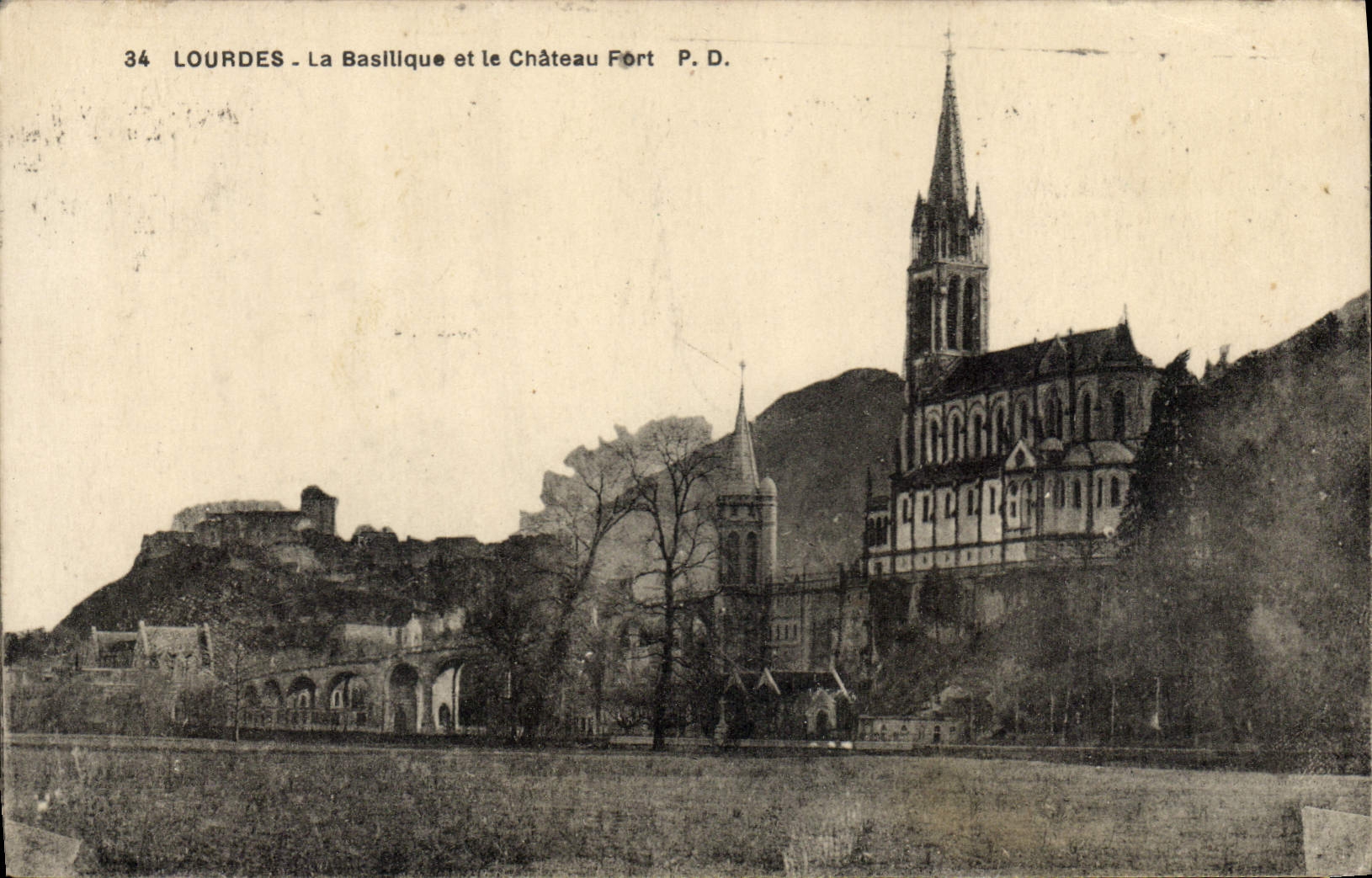 CPA Lourdes La Basilique et le Chateau Fort 