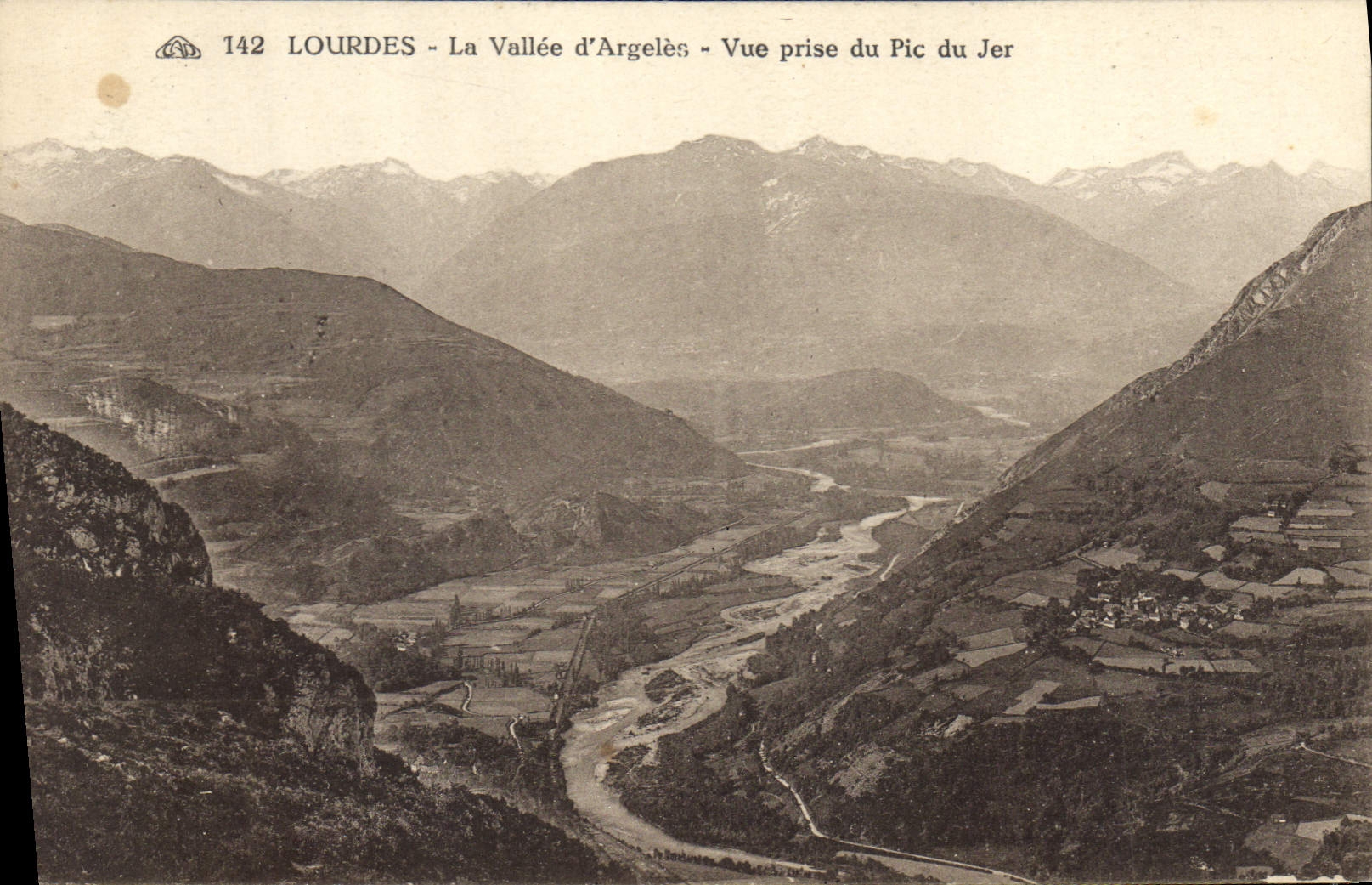 CPA Lourdes La Vallee d'Argeles Vue prise du Pic du Jer 