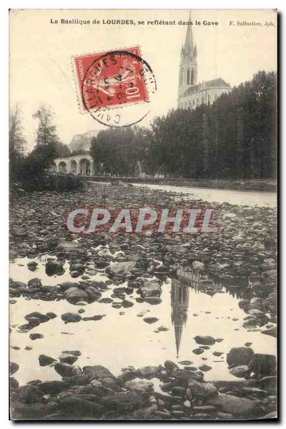 CPA La Basilique de Lourdes se refletant dans le Gave 