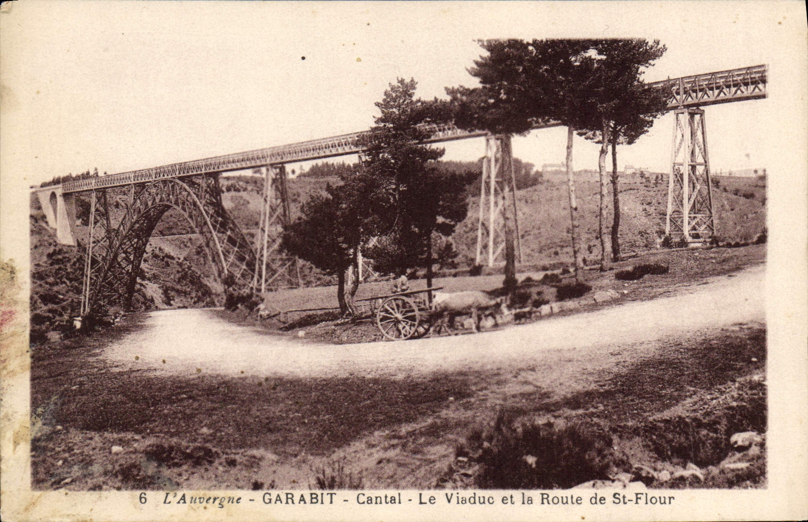 CPA L'Auvergne Garabit Cantal Le Viaduc et la Route de St Flour 