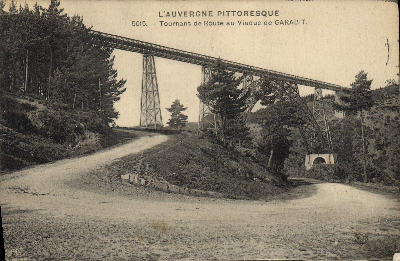 CPA L'Auvergne Pittoresque Tournant de Route au Viaduc de Garabit 