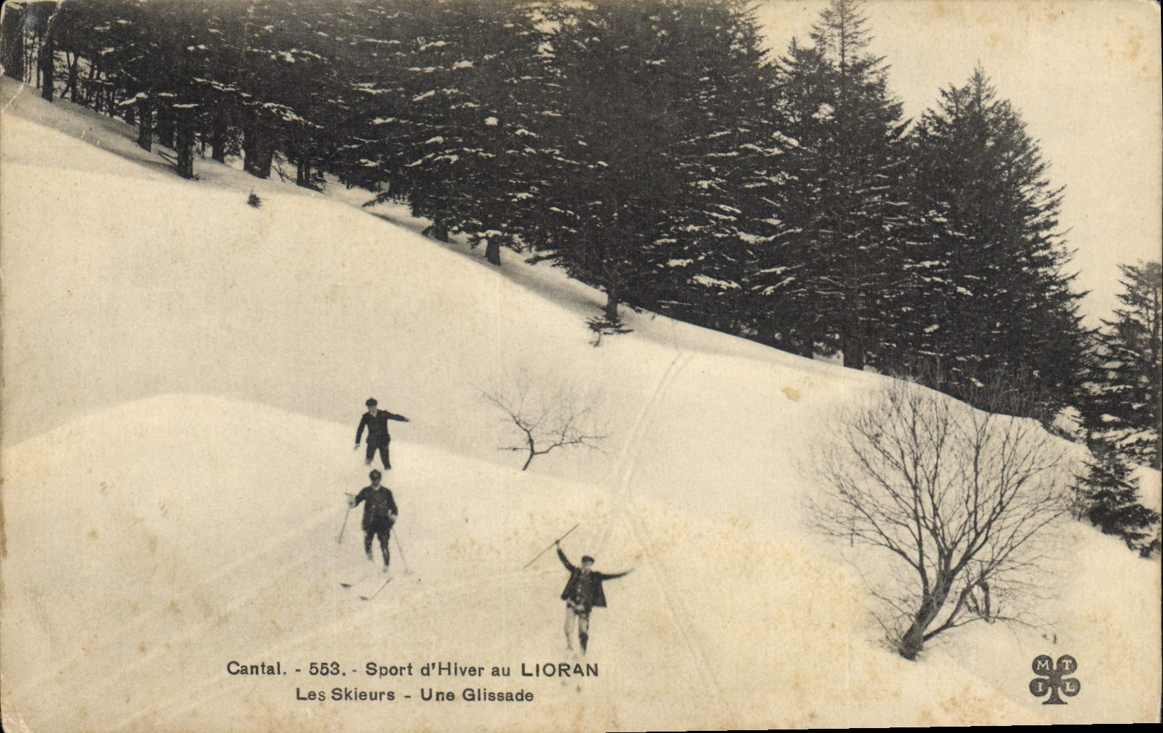 CPA Cantal Sport d'Hiver au Lioran Les Skieurs Une Glissade Ski