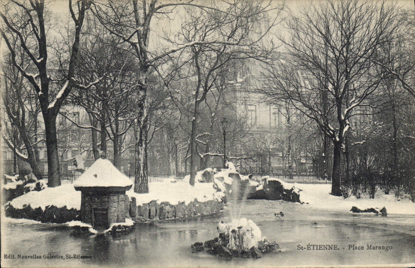 St-ÉTIENNE - Place Marengo — vue hivernale avec fontaine et arbres enneigés — Edit. Nouvelles Galeries, St-Étienne