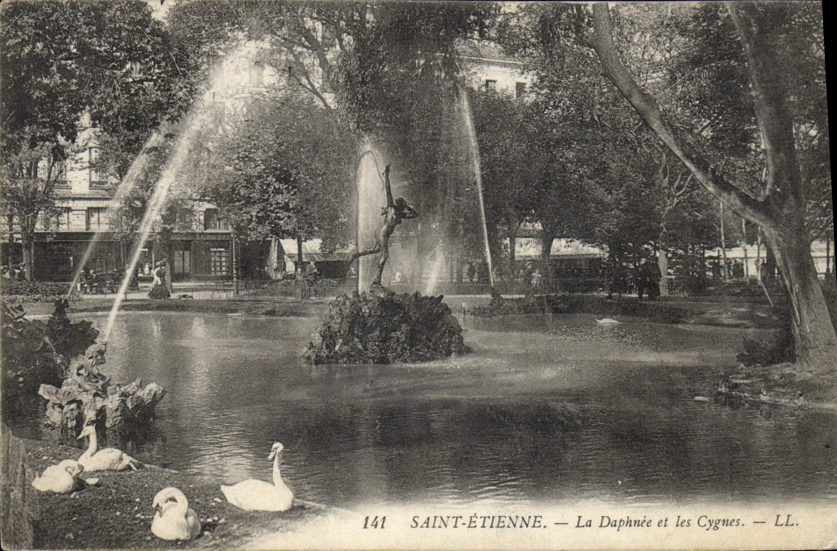 CPA Saint Etienne La Daphnee et les Cygnes 