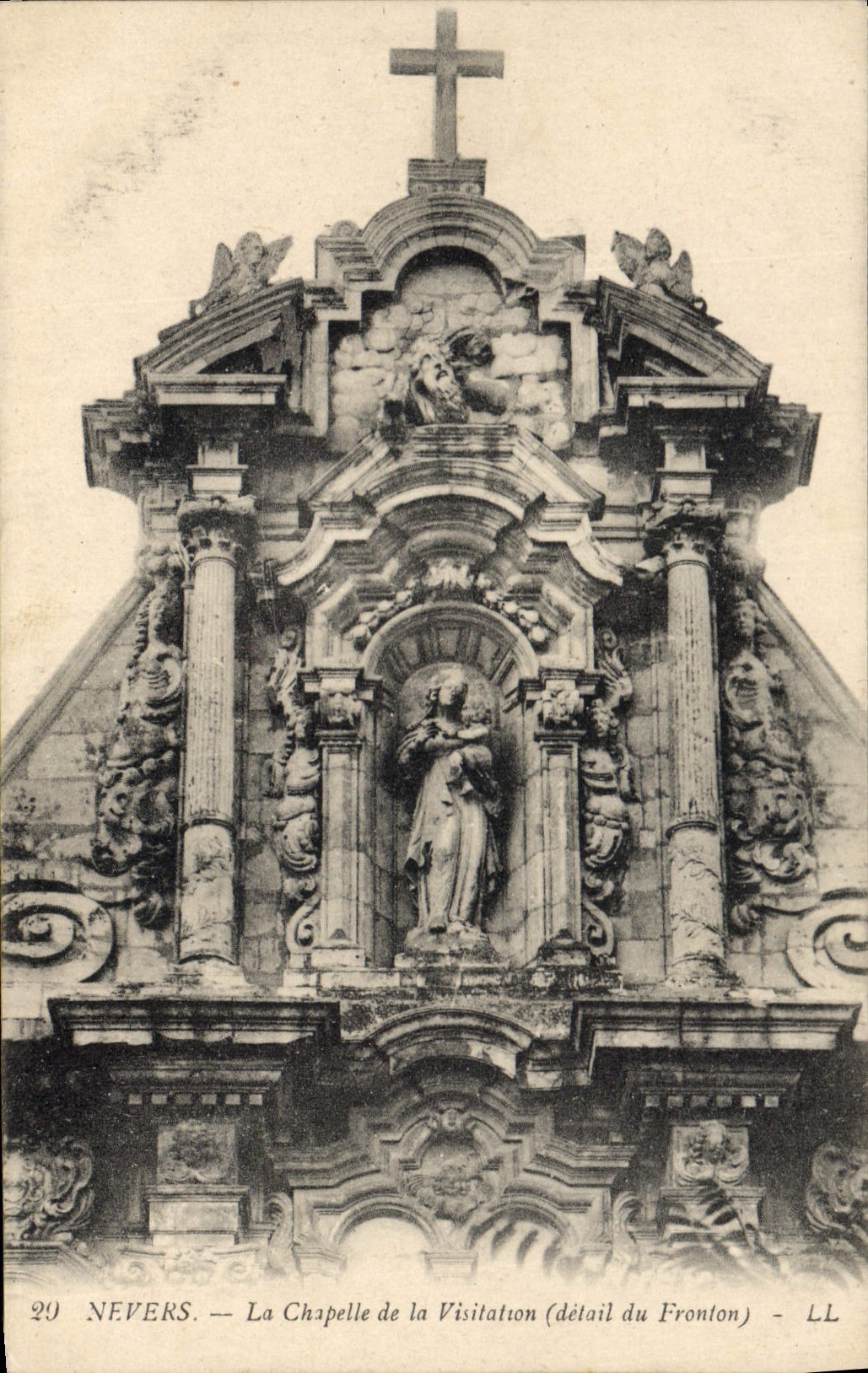 Nevers — La Chapelle de la Visitation (détail du Fronton) — LL