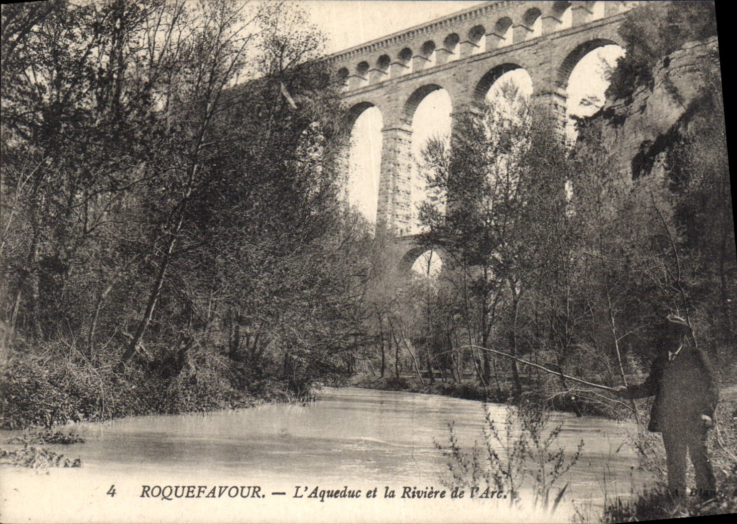 CPA Roquefavour L'Aqueduc et la Riviere de l'Arc Peche Pecheur