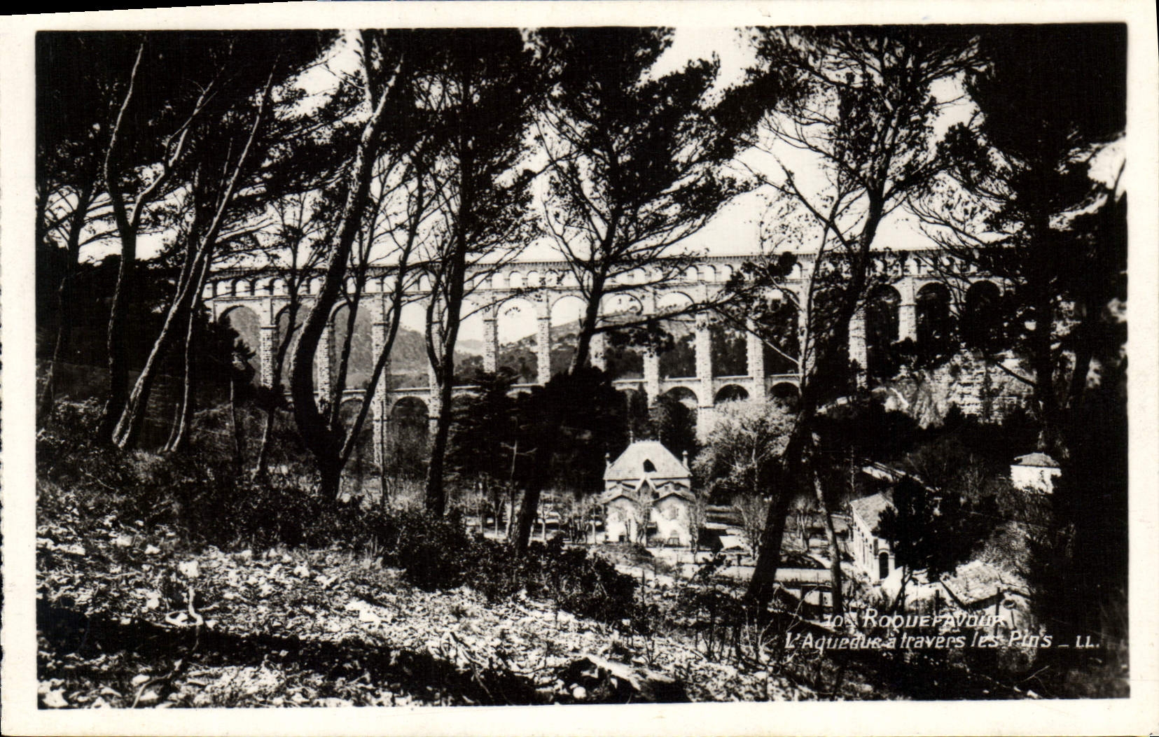 CPA Roquefavour L'Aqueduc travers les Pins 