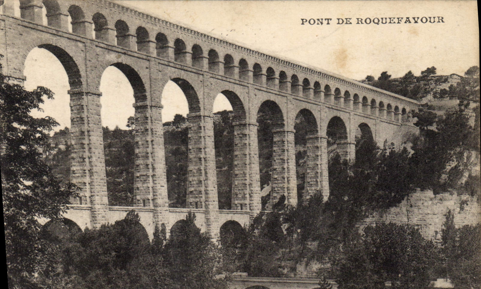 Pont de Roquefavour — vue du viaduc en pierre — éditeur non identifié