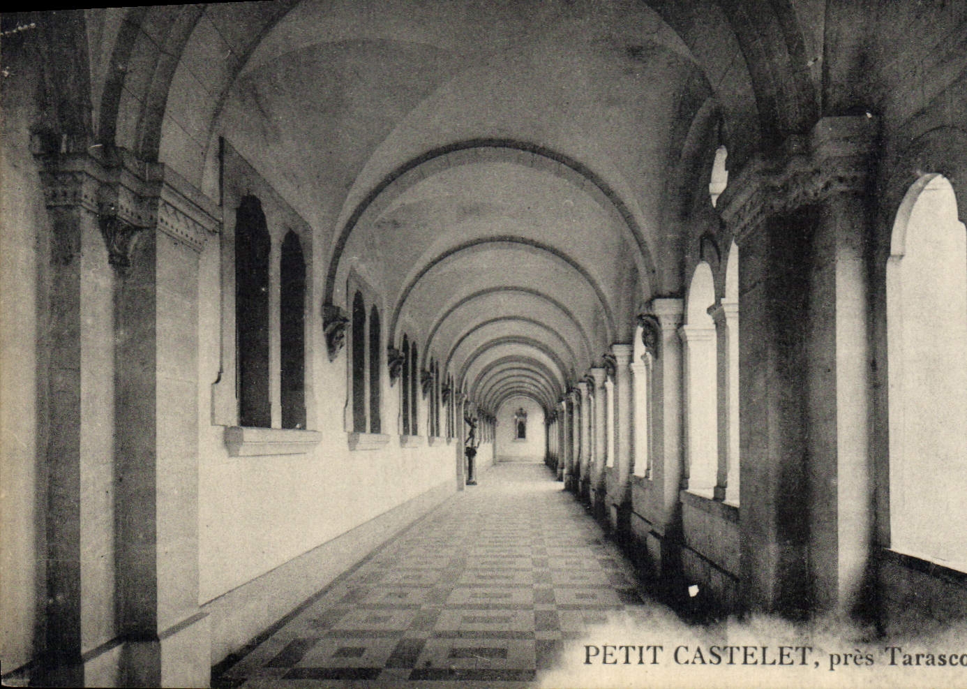 Petit Castelet, nahe Tarascon — Arkadengang — unbekannter Verlag, Seriennummer nicht sichtbar