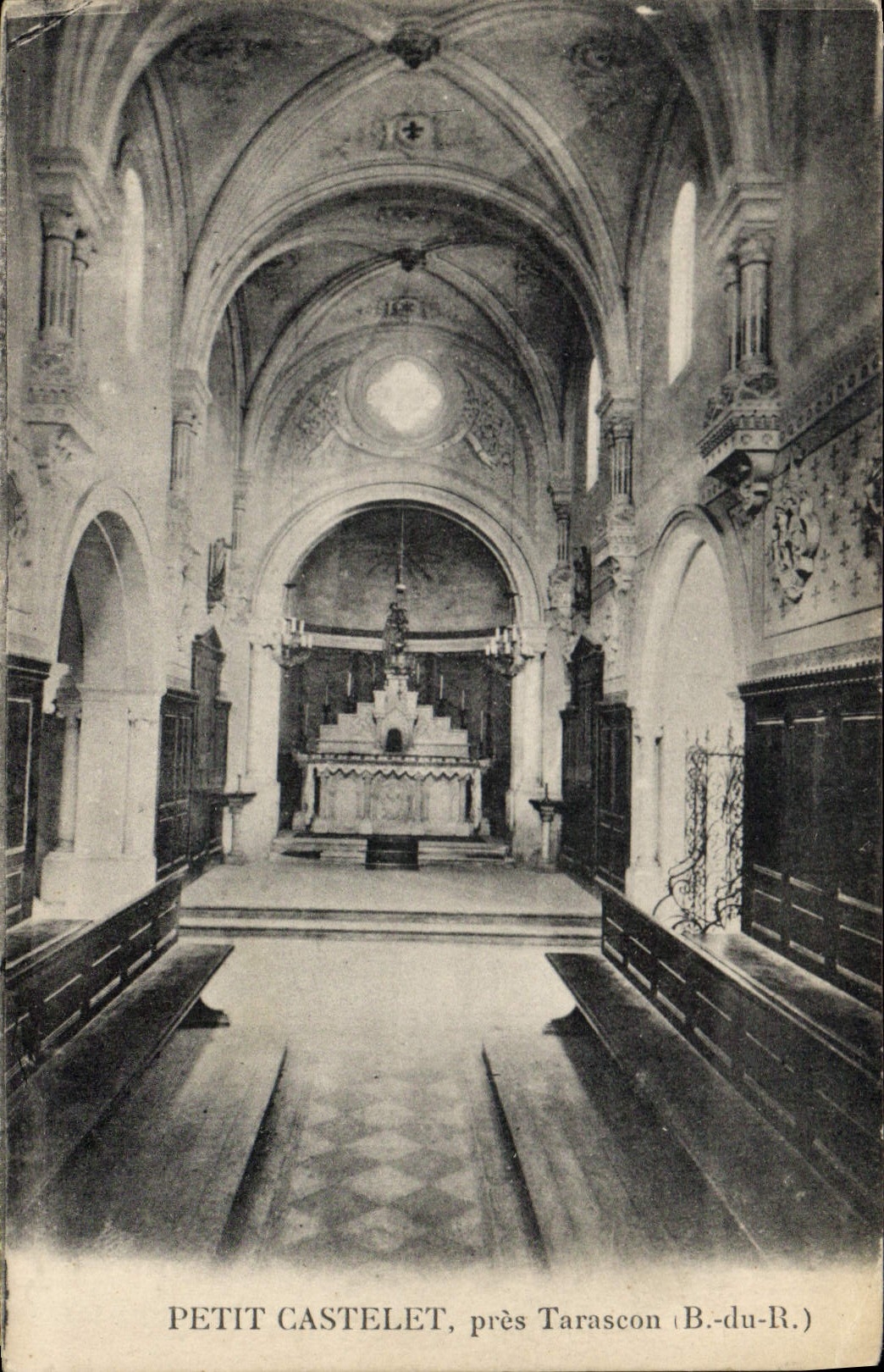 Petit Castelet, près Tarascon (B.-du-R.) — Intérieur d'une église avec chœur et stalles — Éditeur non identifié