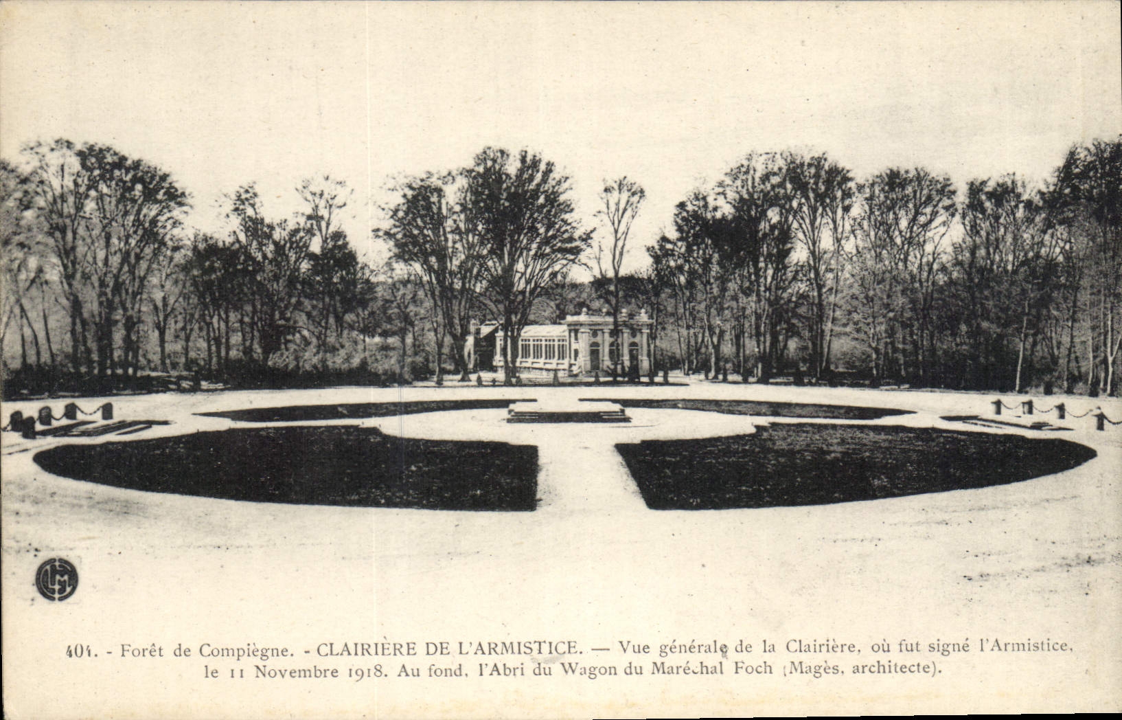 Forêt de Compiègne — Clairière de l'Armistice — Vue générale de la Clairière où fut signé l'Armistice, 11 Novembre 1918. Au fond, l'Abri du Wagon du Maréchal Foch (Magès, architecte).