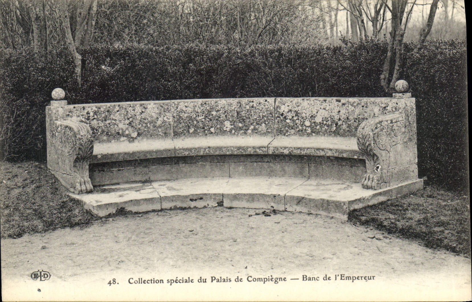 CPA Collection speciale du Palais de Compiegne Banc de l'Empereur 