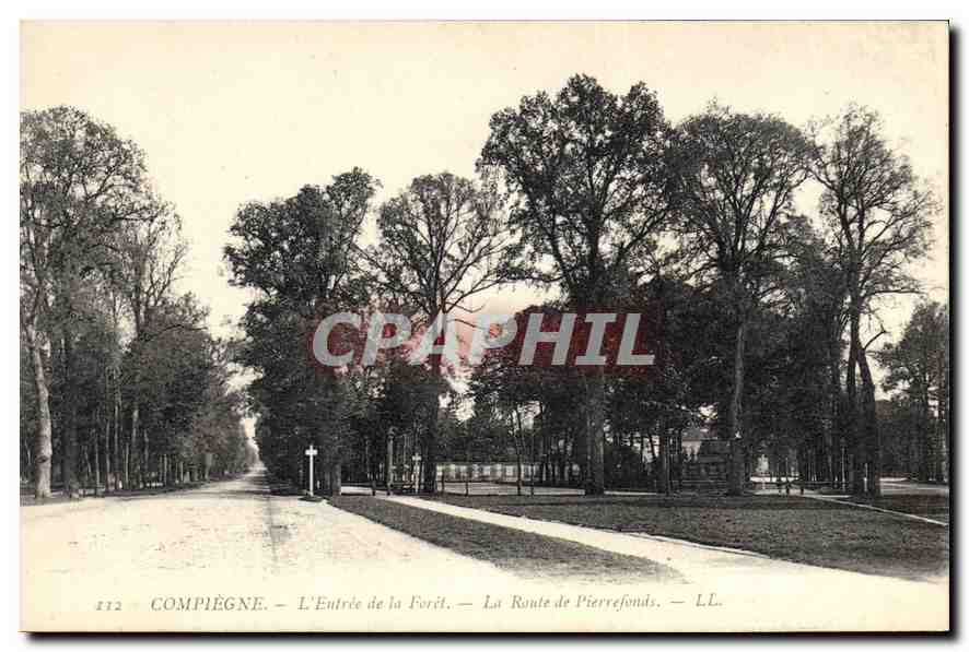 CPA Compiegne L'Entree de la Foret La Route de Pierrefonds 