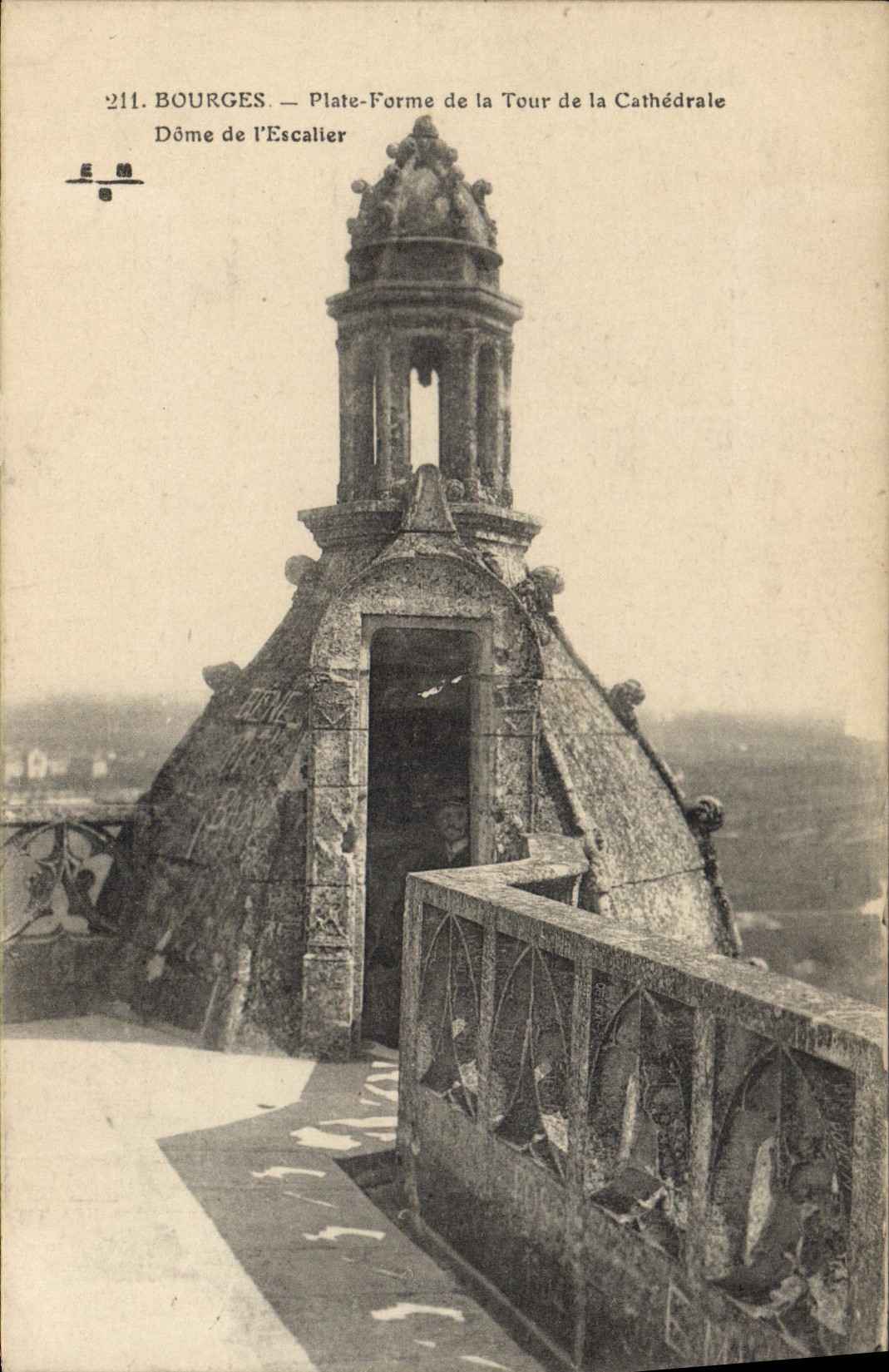 CPA Bourges Plate Forme de la Tour de la Cathedrale Dome de l'Escalier 