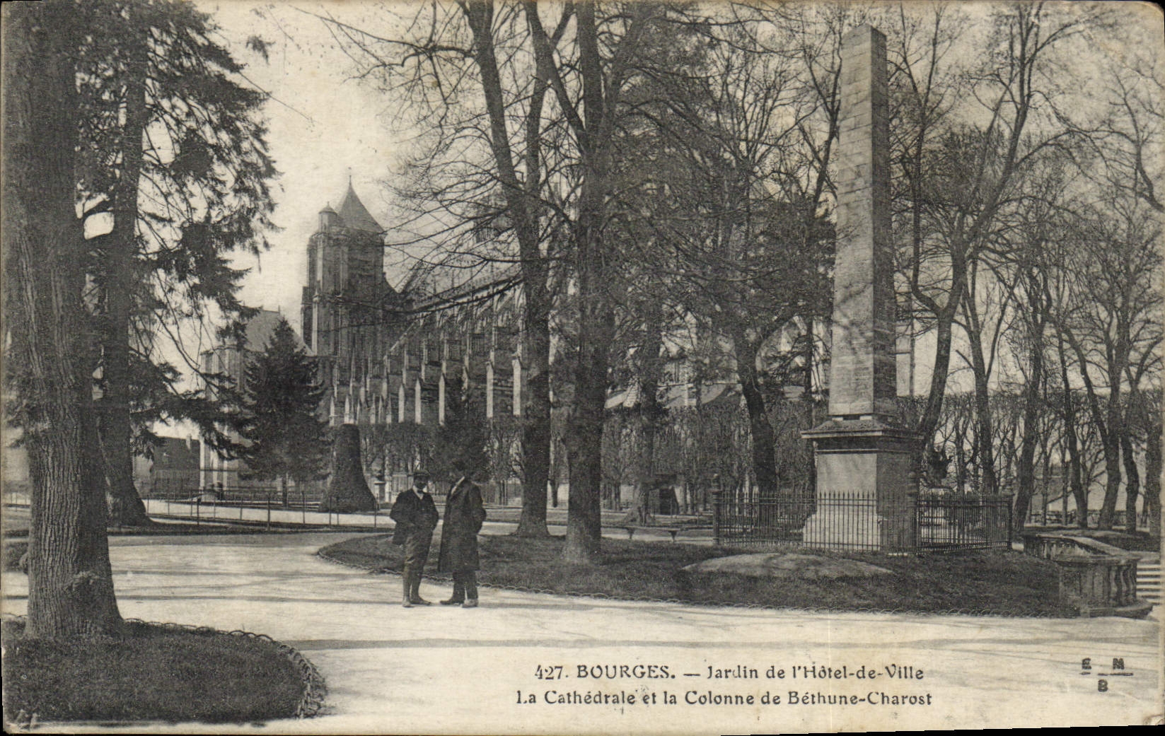 Bourges — Jardin de l'Hôtel-de-Ville, la Cathédrale et la Colonne de Béthune-Charost