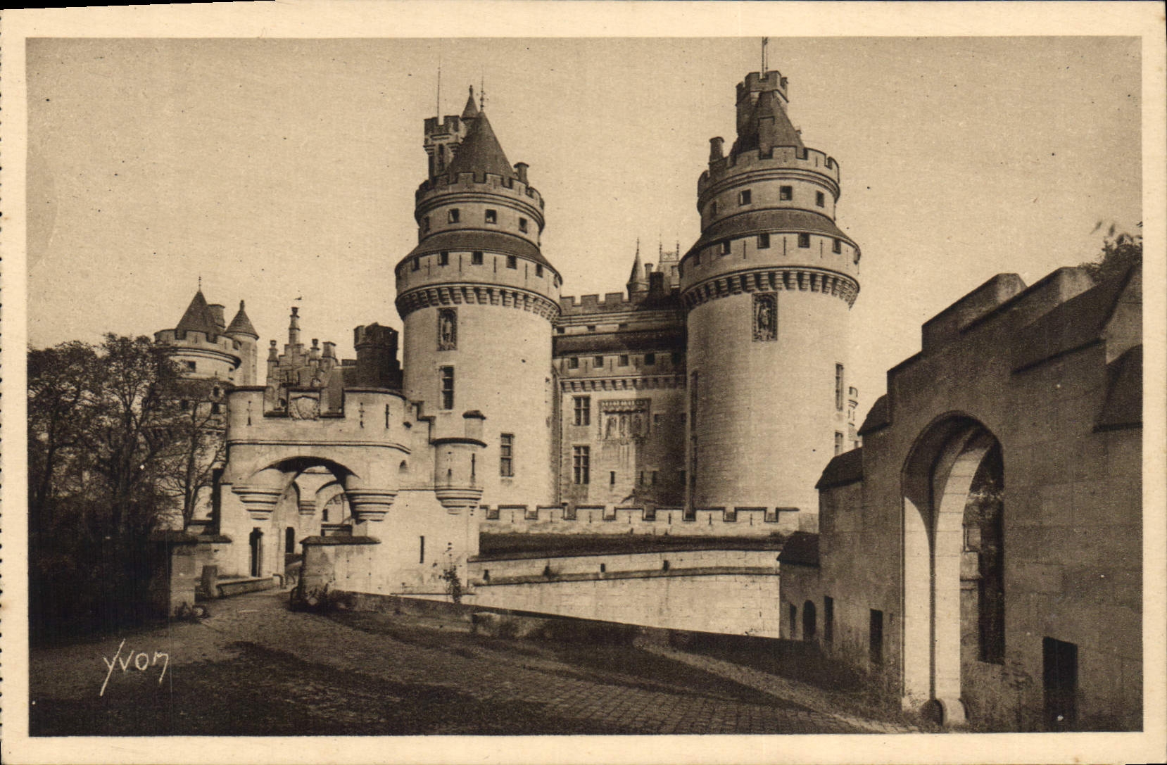 Château de Pierrefonds — L'Entrée du Château et Tours Charlemagne — Éditions d'Art Yvonn
