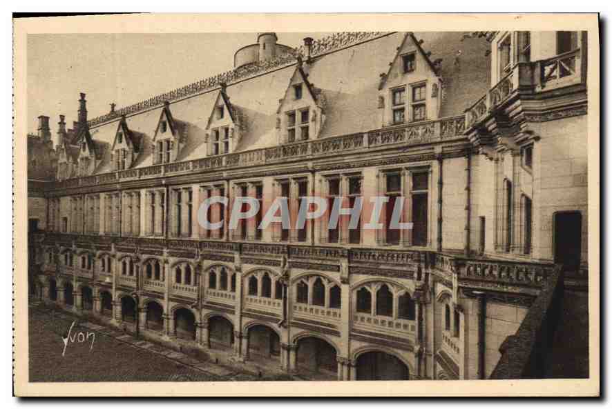 CPA Chateau de Pierrefonds Oise Colonnade de la Cour d'Honneur 